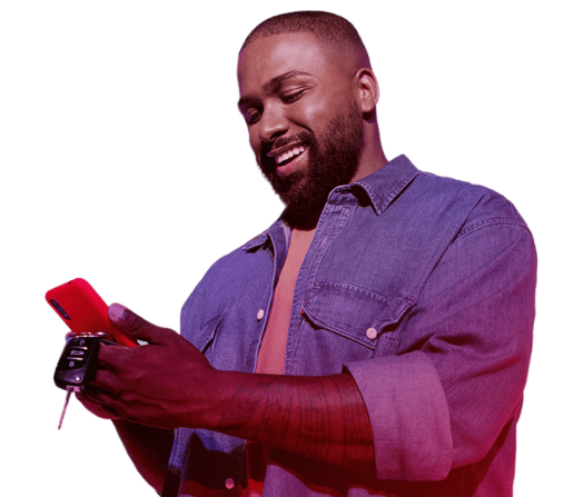 imagem de um homem sorrindo, olhando para o celular