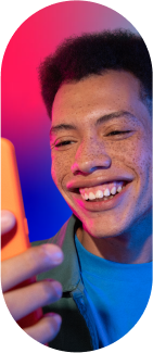 imagem de um homem sorrindo olhando o celular
