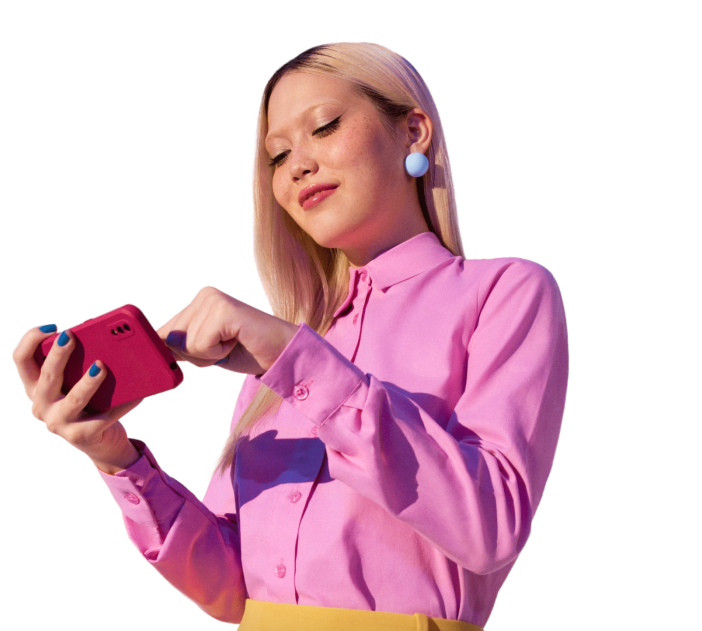 imagem de uma mulher utilizando o celular