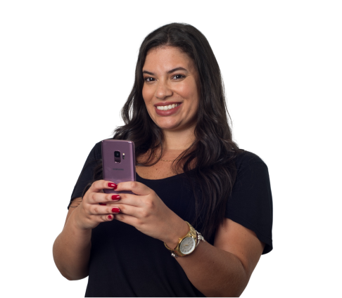 imagem de uma mulher sorrindo, segurando um smartphone